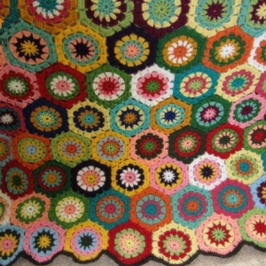 色彩斑斓的钩针编织毛毯