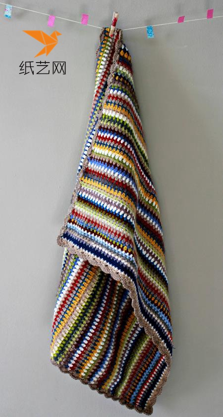 用钩针编织的彩色小毯子