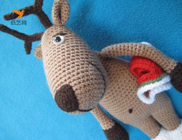 逗趣的钩针编织的圣诞老人麋鹿