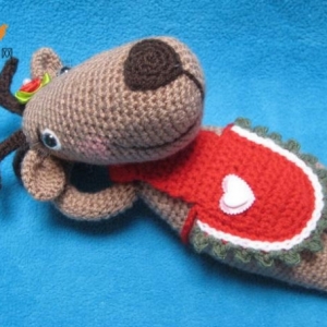 逗趣的钩针编织的圣诞老人麋鹿