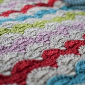 钩针编织的波浪彩虹毛毯