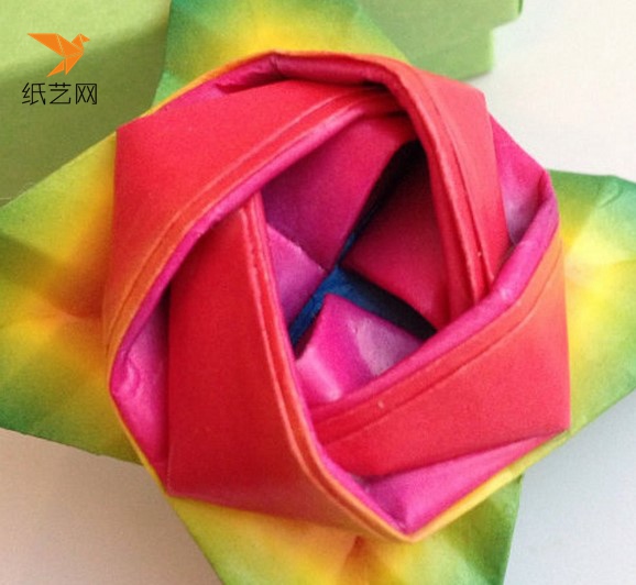 多层纸折叠出来的折纸玫瑰