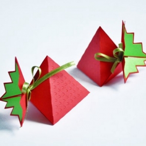 圣诞节草莓折纸盒子的制作方法