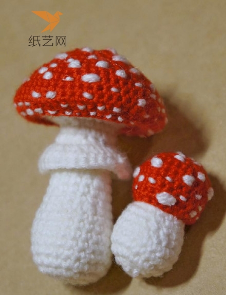美美甜甜的毛线钩针编织小蘑菇让自己再次回到那段唱着采蘑菇的小姑娘的时光