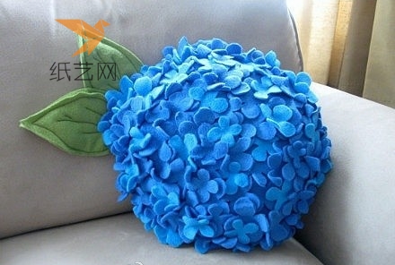 不织布绣球抱枕唯美浪漫的蓝色不织布绣球抱枕手作