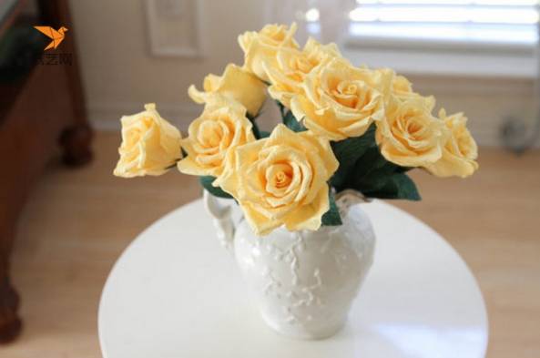 皱纹纸做的黄色纸玫瑰花束