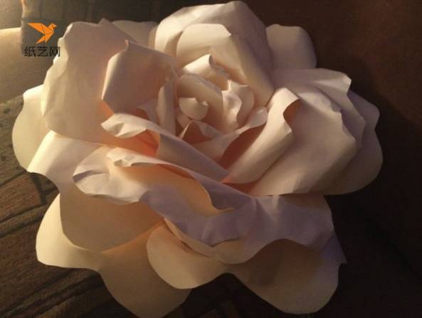 白色纸玫瑰花的大气与典雅