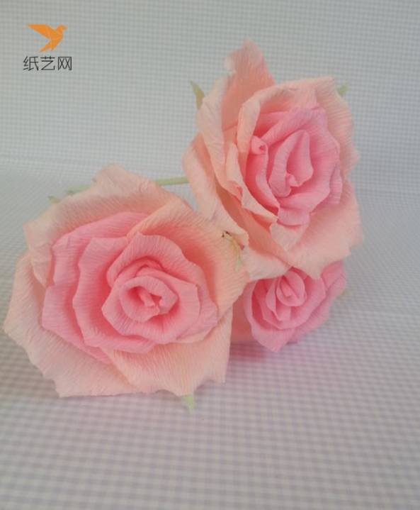 皱纹纸手工制作的粉色纸玫瑰