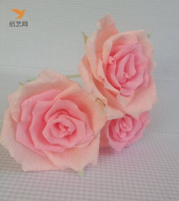 皱纹纸手工制作的粉色纸玫瑰