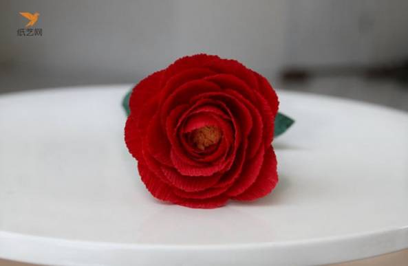 红色纸玫瑰也可以用皱纹纸拼出来哦