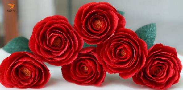 红色纸玫瑰也可以用皱纹纸拼出来哦