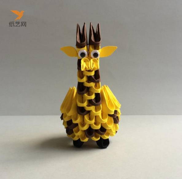 折纸三角插制作的可爱长颈鹿