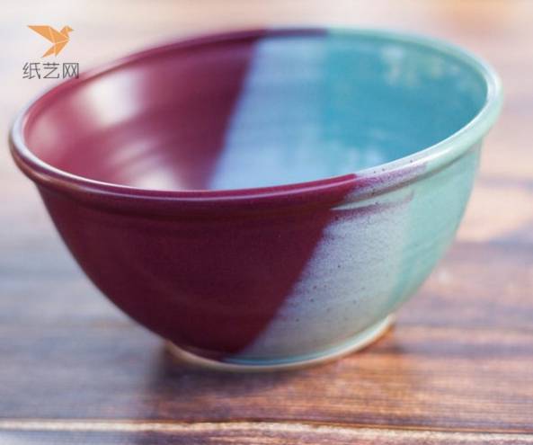 双色陶艺制作的碗