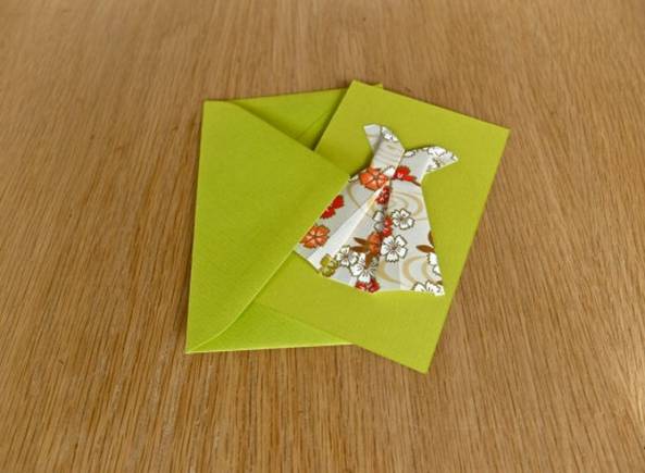 利用折纸连衣裙制作出来的折纸书签
