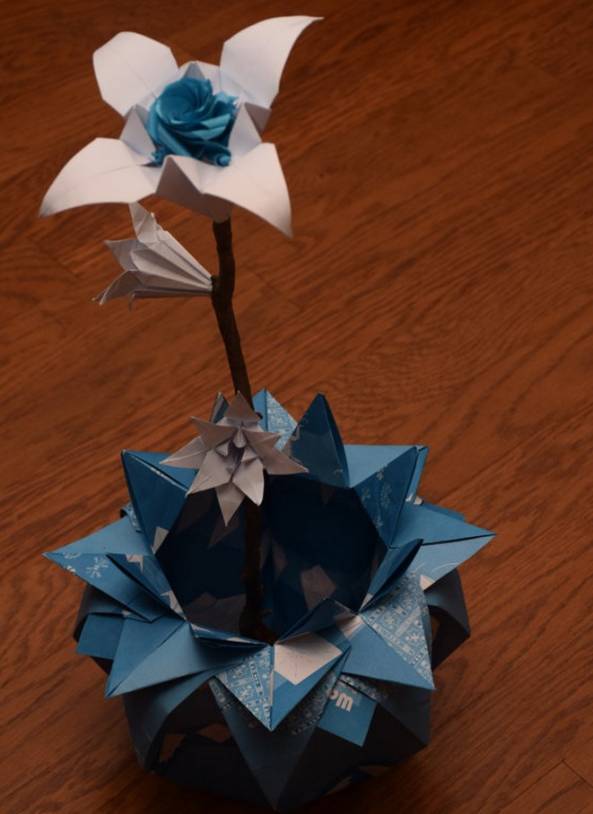 一个折纸花瓶加一束折纸花