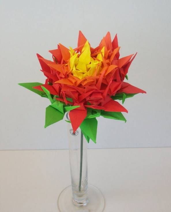 用折纸千纸鹤堆积起来的折纸花