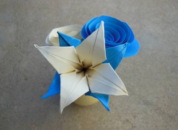 简单的折纸百合和卷纸玫瑰