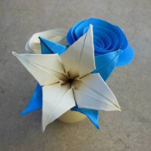 简单的折纸百合和卷纸玫瑰