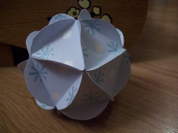简单的纸艺灯笼花球