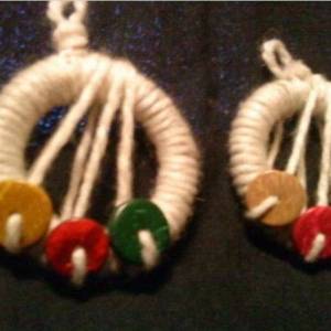 毛线编织的圣诞树小装饰