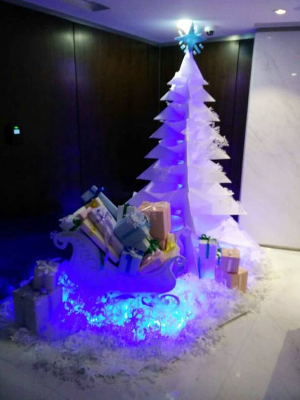 大大小小的纹理纸垒起来的圣诞树，亮起灯来暖意十足！