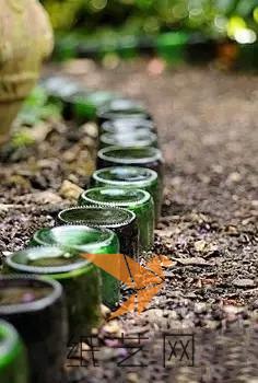 如果你有大量的空酒瓶，可以把它们拿到花园里，用作花圃的镶边，或者用作小径两 旁的镶边，给你的花园添加一种别具一格的风情。