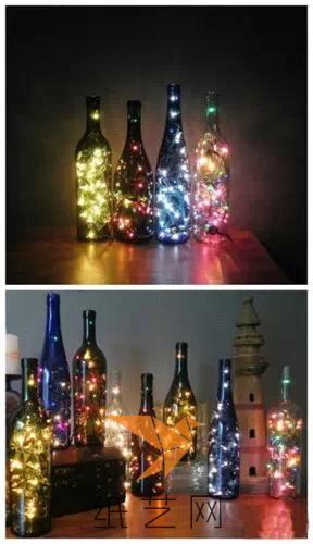 用瓷砖研磨器在瓶身上仔细凿出一个3/4英寸的孔，然后把一串灯饰放到瓶子里，把   灯点燃，整个瓶子看起来就会像圣诞树一样炫目。