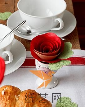 折纸红玫瑰在餐桌上也不失为一种风景