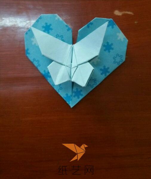蓝色折纸蝴蝶心