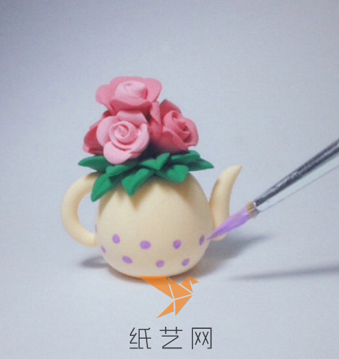 捏出花朵的形状粘在茶壶上