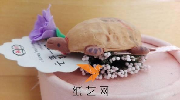 核桃壳和黏土做的小乌龟和花