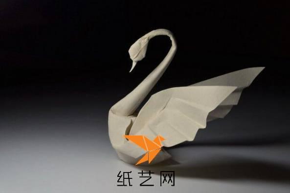 展翅的折纸天鹅
