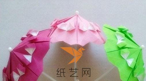 三种颜色的伞