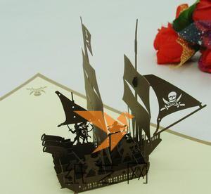 带有海盗旗帜的纸雕帆船