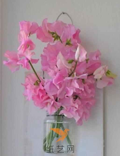 美丽娇艳的的鲜花挂到家里的墙壁上