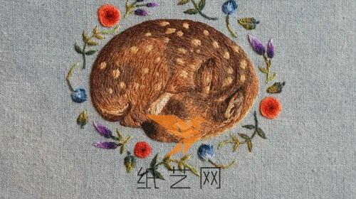 非常小清新的纯手工刺绣的正在沉睡中的梅花鹿