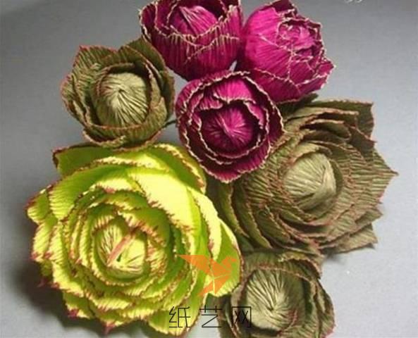 这是一款用皱纸制作的玫瑰花