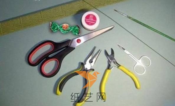 镊子、剪刀、皱纹纸和铁丝等需要的工具
