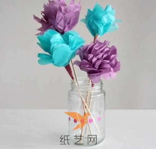 蓝色的花与紫色的花相交