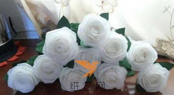 白色的玫瑰象征着纯洁的爱情