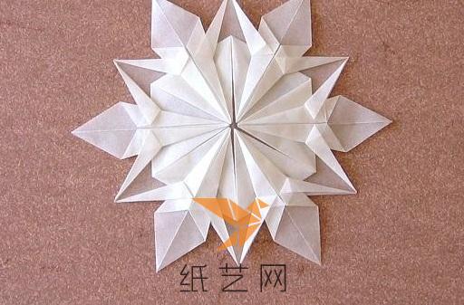 非常美丽精致的雪花折纸