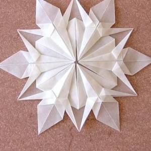 精致的白色雪花折纸