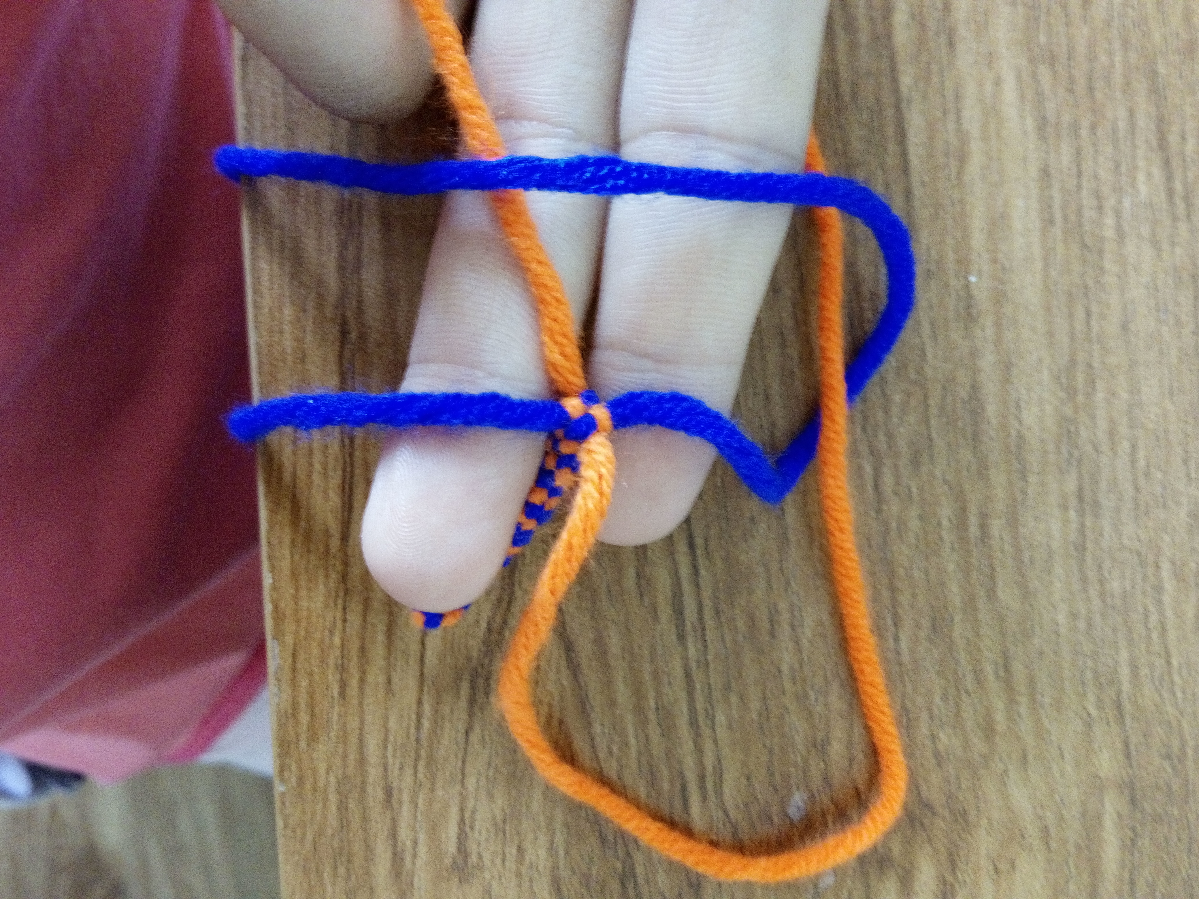 步骤三：右面蓝色的线压上面橘色的线。
