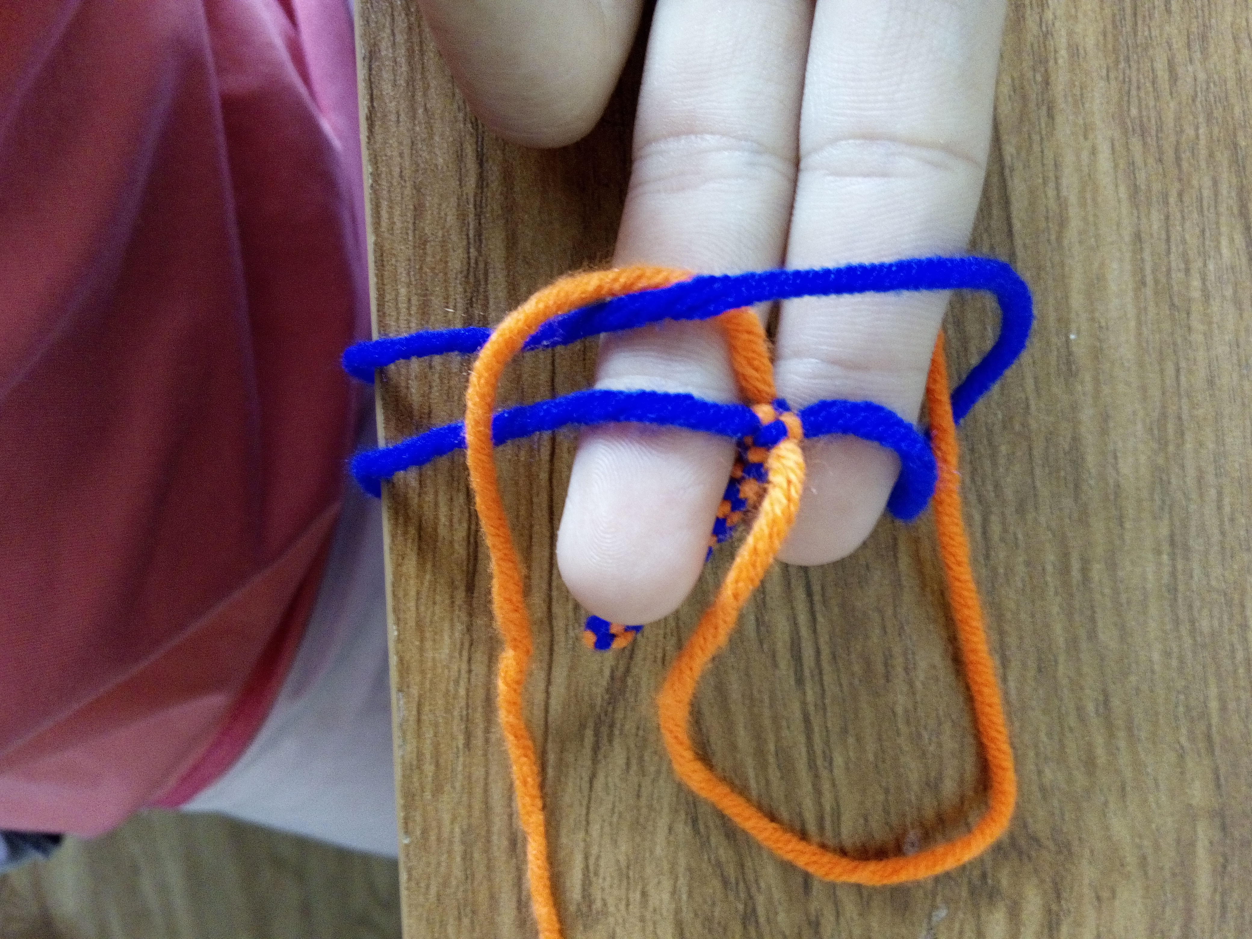 步骤四：上面橘色的线压左面蓝色的线。