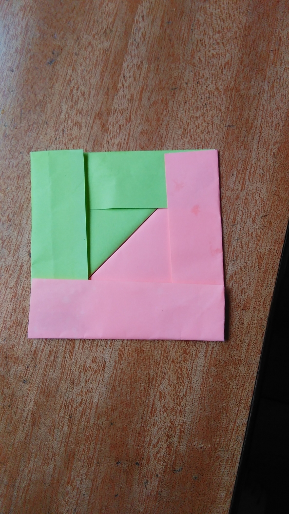 折一个三角形，再二纸包围，做两个粘起来即成功。
