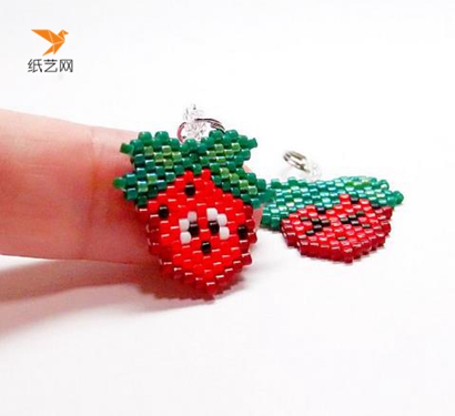 一对可爱的小草莓串珠钥匙链情人节礼物