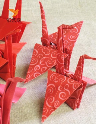 手工制作漂亮的中国红折纸千纸鹤